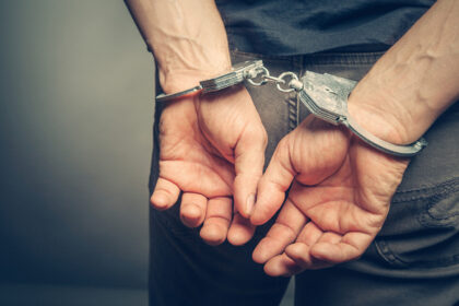 سالونيكي: القبض على شاب يبلغ من العمر ٢٧ عامًا بتهمة سرقة تسعة متاجر و منزل واحد في شهر واحد