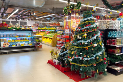 مواعيد العمل خلال فترة أعياد الميلاد: تفتح المتاجر و محلات السوبر ماركت أبوابها يومي الأحد ٢١ و ٢٨ ديسمبر