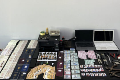 كيبسيلي: اكتشاف معمل لإنتاج وثائق سفر مزورة – القبض على أجنبي يبلغ من العمر ٥٨ عامًا