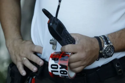 حادث مروري في ميتيليني: سائق مخمور يصطدم بأربع دراجات نارية - إصابة امرأتين