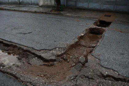 انهيار طريق في بيرايوس – تعطل حركة المرور