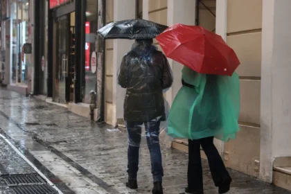 الطقس اليوم: أمطار غزيرة و عواصف يوم الاثنين - تحذيدات لرياح عاصفة في بعض مناطق اليونان