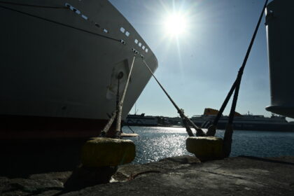 الرياح القوية تُبقي السفن راسية في معظم الموانئ