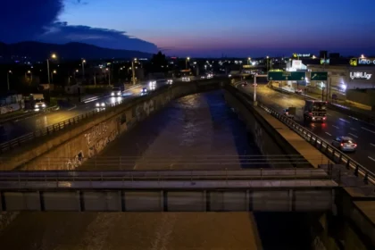 حادث تصادم لأربع مركبات في كيفيسوس - ازدحام مروري على الطريق إلى بيرايوس