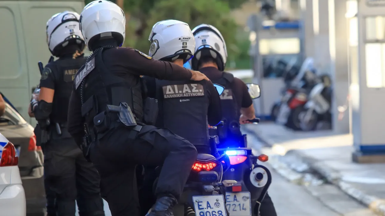 إلقاء القبض على شخصين في أومونيا بتهمة تهريب المخدرات - نقلا ٤٥ كيلوغراماً من القنب بسيارة