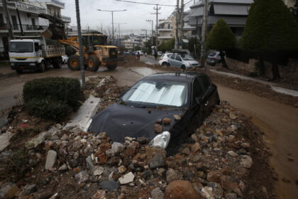 تلقت إدارة الإطفاء أكثر من ١٥٠٠ مكالمة منذ يوم الأربعاء بسبب الظروف الجوية القاسية في أتيكا