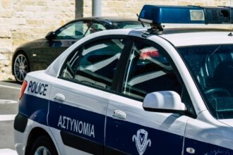 قبرص: اعتقال ٣٠ مهاجراً غير شرعي و ترحيلهم فوراً من قبل وزارة النظام العام