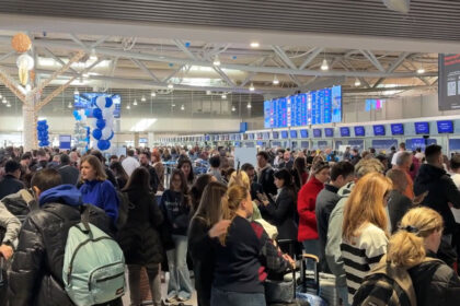 فوضى في مطار إلفثيريوس فينيزيلوس: هبوط الطائرات و إزعاج لآلاف المسافرين - إغلاق منطقة معلومات الطيران اليونانية - أصبح الهبوط و الإقلاع في مطارات البلاد مستحيلاً بسبب مشكلة فنية في الترددات اللاسلكية