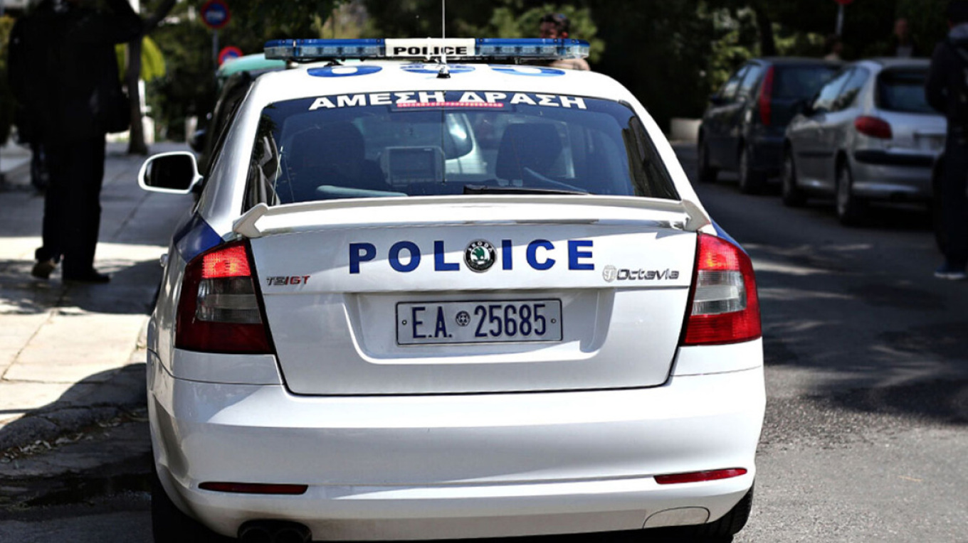 القبض على رجل يبلغ من العمر ٥٠ عاماً في مدينة سالونيكي بتهمة نقل أجانب بشكل غير قانوني و يحاكم أيضاً بتهمة الاتجار بالمخدرات