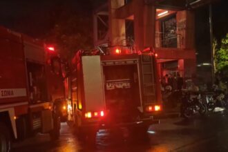 اشتعلت النيران في ثلاث سيارات في أخارنيس عند الفجر