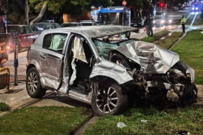 اصطدام السيارة بعمود على خط الترام في نيا سميرني