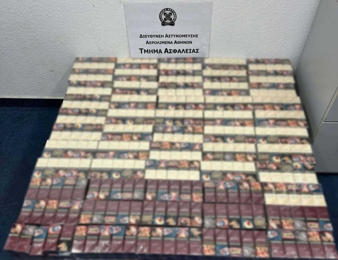 إلقاء القبض على أجنبيين اثنين في مطار " فينيزيلوس" بتهمة تهريب السجائر