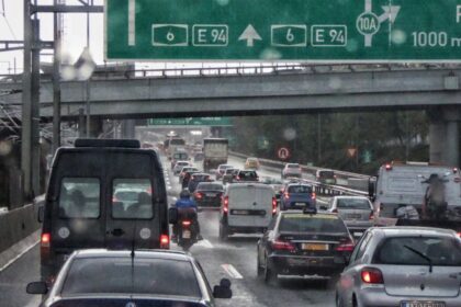 ازدحام مروري متزايد في أثينا: انخفاض السرعة للسائقين بسبب الأمطار