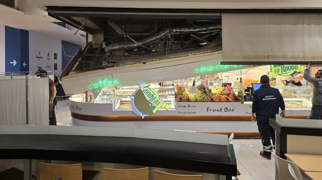 انيهار جزء من سقف معلق لمتجر في مركز تجاري بمدينة سالونيكي - إصابة شخص واحد