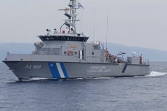 تحديد هوية ٣٦ مهاجراً غير شرعي في خيوس و اعتقال مهرب أجنبي بعد مطاردة