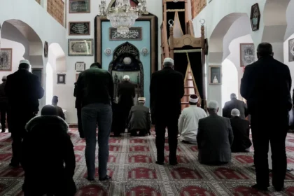 أمر ترحيل لبنغلاديشي كان يدير مسجداً غير قانوني في أثينا