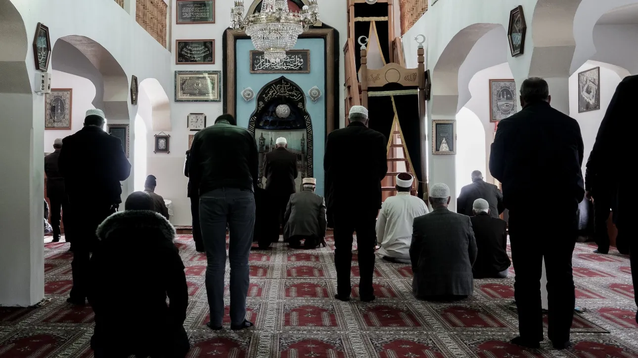 أمر ترحيل لبنغلاديشي كان يدير مسجداً غير قانوني في أثينا