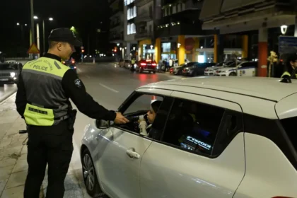 اعتقال سائقين و تسجيل ٦٤٢ مخالفة مرورية في يوم واحد فقط في أتيكا