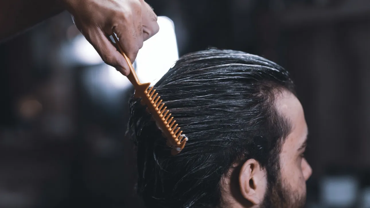 بيلوس: شاب يبلغ من العمر ٢٥ عامًا يعتدي على مصفف شعره بعصا - لأنه لم تعجبه قصة الشعر