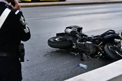 حادث تصادم خطير بين دراجة نارية و سيارة في سالونيكي - نقل سائق دراجة نارية يبلغ من العمر ٢٩ عامًا إلى المستشفى