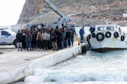 كريت: أُلقي القبض على شابين أحدهما يبلغ من العمر ٢٥ عامًا و الآخر ١٩ عامًا، بتهمة الاتجار بالبشر في حادثة غرق سفينة كالا ليميني