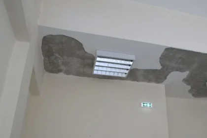 انهار سقف في حمامات مدرسة في باليو فاليرو - كان ثلاثة طلاب متواجدين في مكان الحادث