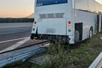 فثيوتيدا: اصطدمت حافلة تقل ٥٨ راكباً بسيارة - تلقت راهبتان الإسعافات الأولية