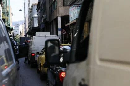 حركة المرور: كيفيسوس و مركز العاصمه باللون الأحمر - ازدحام مروري متزايد أيضاً في طريق أثينا - لاميا