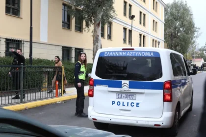 حكم بالسجن لمدة ٢٠ شهراً و سحب رخصة القيادة لمغني قاد سيارته و هو مخمور في كولوناكي