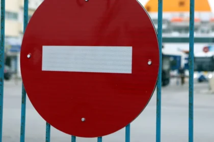 عمال الموانئ يُضربون لمدة ٢٤ ساعة في ٢/٦ - تجمعات في موانئ بيرايوس و إليفسينا