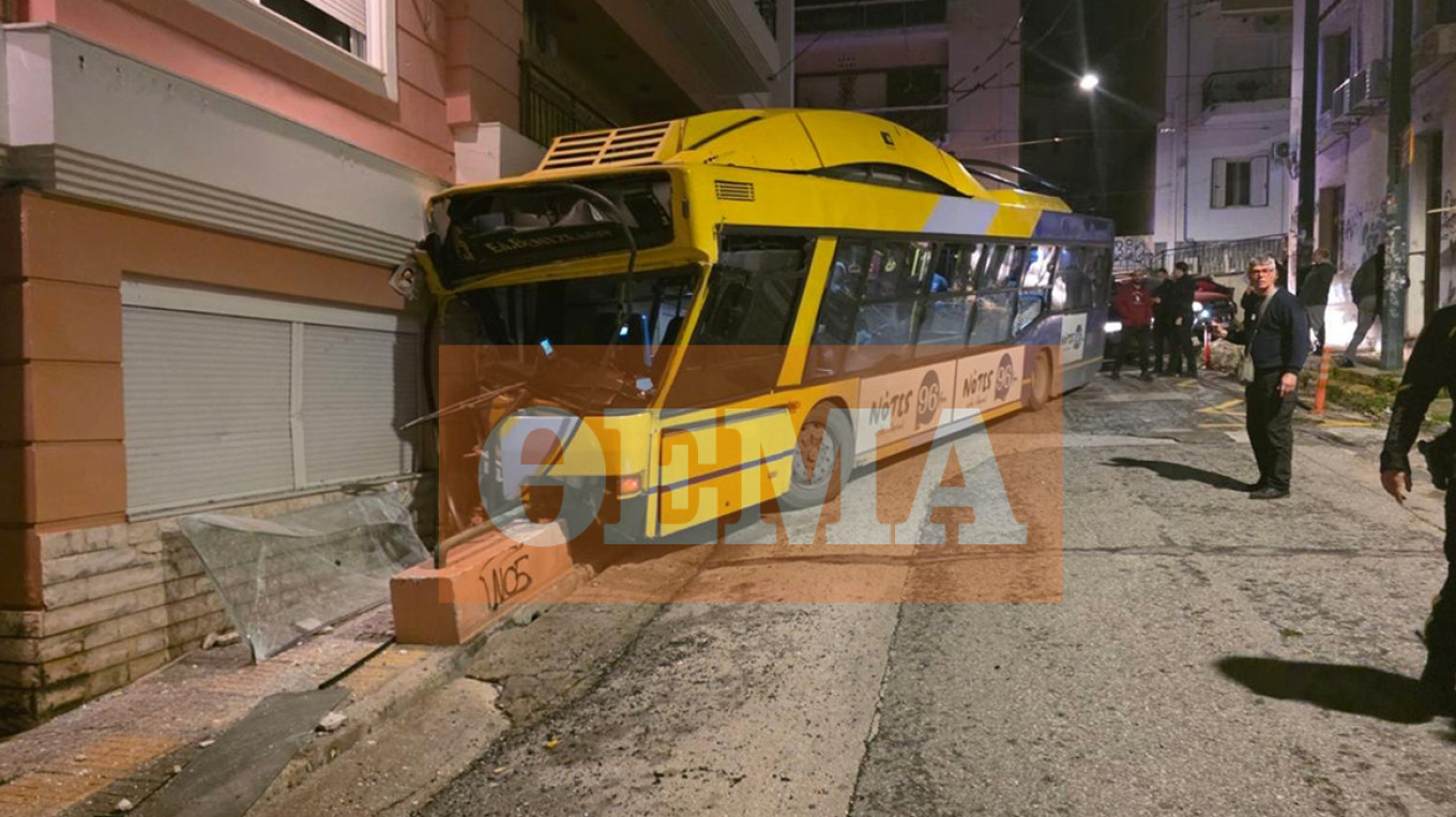 اصطدام حافلة كهربائية بمبنى سكني في بيترالونا