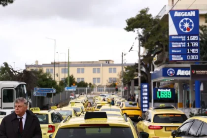 أتيكا بدون سيارات أجرة حتى صباح الجمعة - إضراب لمدة ٤٨ ساعة في جميع أنحاء البلاد