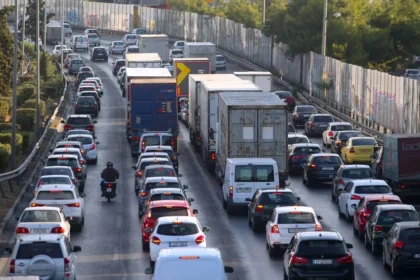 حركة المرور: كيفيسوس باللون الأحمر - تأخيرات في وسط المدينة و على طريق أتيكي أودوس