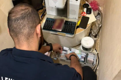 اكتشاف مختبر لتصنيع وثائق سفر مزورة في أتيكا - إلقاء القبض على شخصين