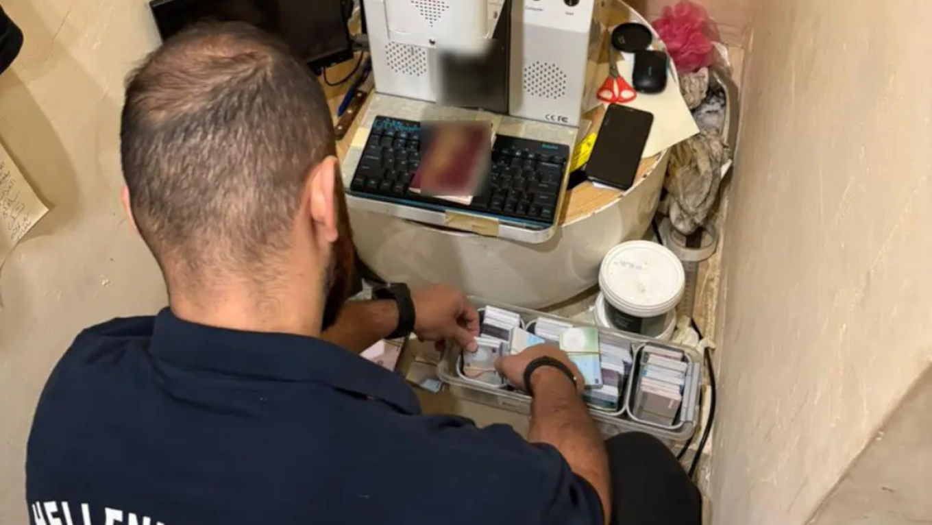 اكتشاف مختبر لتصنيع وثائق سفر مزورة في أتيكا - إلقاء القبض على شخصين