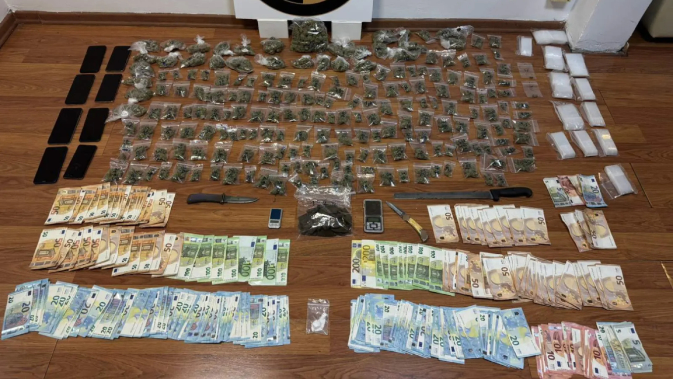 إلقاء القبض على رجل يبلغ من العمر ٣٢ عاماً بتهمة الاتجار بالمخدرات في إكسارخيا