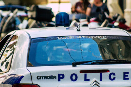 أُلقي القبض على شخصين بتهمة تهريب المخدرات في أتيكا حيث كانا قد أخفياها في غطاء محرك السيارة