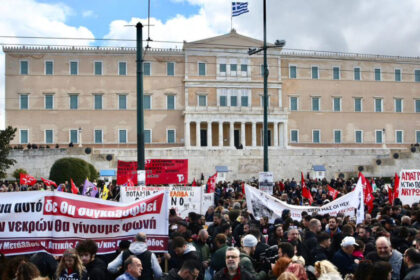 بعد مرور ثلاث سنوات من حادثه تيمبي: احتاجاجات في وسط أثينا و إغلاق مترو الأنفاق في ساحة سينتاغما و بانيبيستيميو