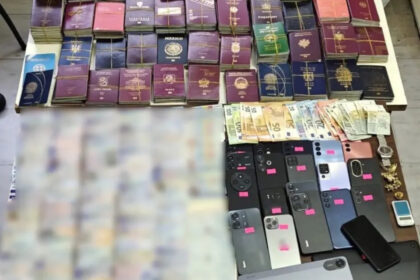 القبض على شخصين بتهمة تزوير وثائق سفر في وسط أثينا و العثور على أكثر من ٦٠٠ جواز سفر