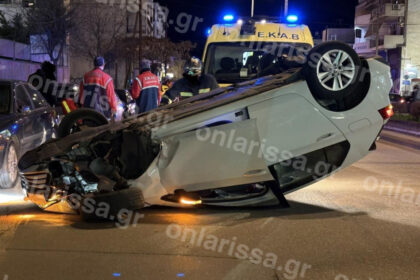 انقلبت سيارة يقودها شاب يبلغ من العمر ١٨ عامًا إثر حادث مروري في وسط مدينة لاريسا
