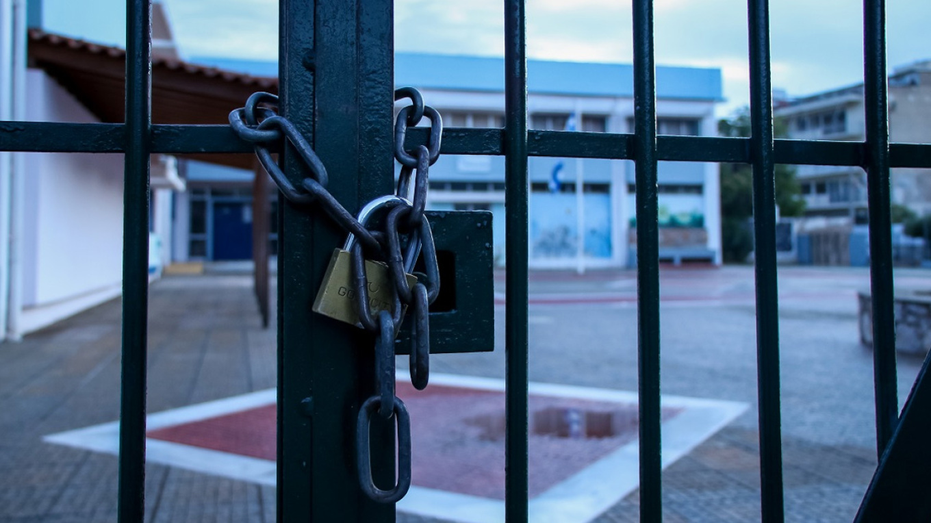 تمت إقالة مدير مدرسة في خالاندري - أجبر الطلاب على الحفر في المدرسة