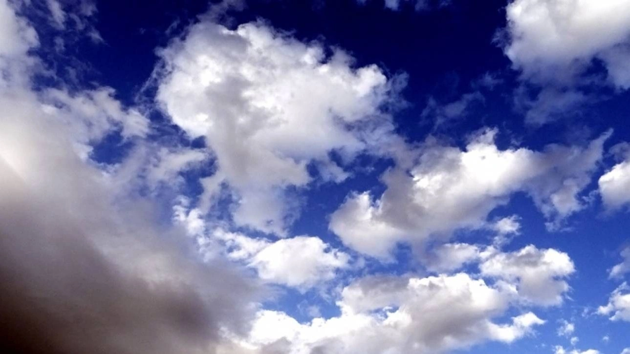 الطقس صافٍ مع وجود بعض الغيوم - ستنخفض درجات الحرارة قليلاً لتصل إلى ٢٠ درجة مئوية
