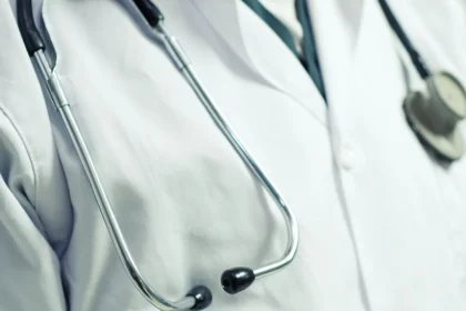 إضراب وطني في قطاع الصحة - أطباء المستشفيات يتجمعون أمام الوزارة ظهراً