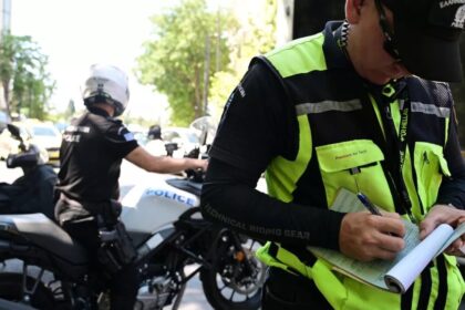 شنت شرطة المرور حملة تفتيش واسعة النطاق في أتيكا أسفرت عن اعتقال ١٧ سائقاً و سحب أكثر من ١٠٠٠ رخصة قيادة