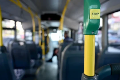 غليفادا: رجل يبلغ من العمر ٢٤ عامًا يهاجم راكب حافلة يبلغ من العمر ٣٨ عامًا بقلم – كان يحمل سكينًا طولها ١٨ سنتيمترًا