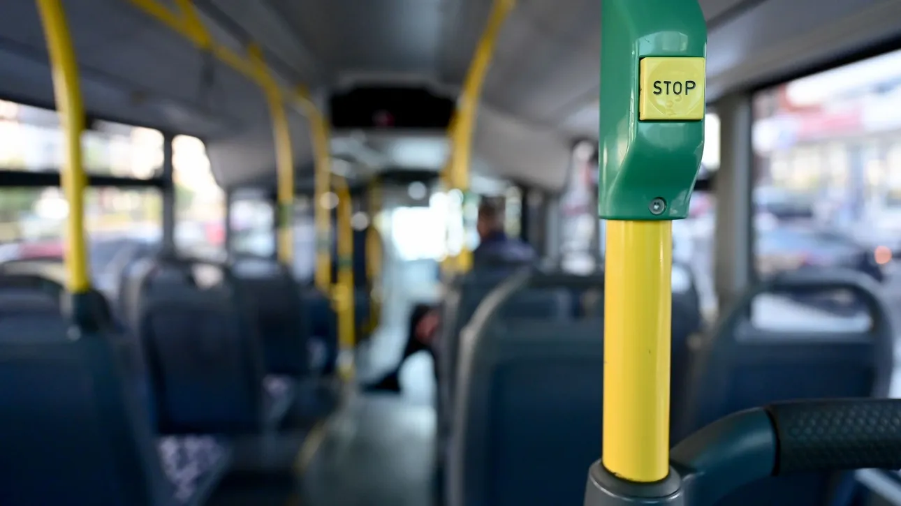 غليفادا: رجل يبلغ من العمر ٢٤ عامًا يهاجم راكب حافلة يبلغ من العمر ٣٨ عامًا بقلم – كان يحمل سكينًا طولها ١٨ سنتيمترًا