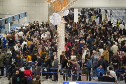 عشرات الرحلات الجوية الملغاة و المغيرة مسارها من مطار "إل فينيزيلوس" بسبب الهجوم على إيران