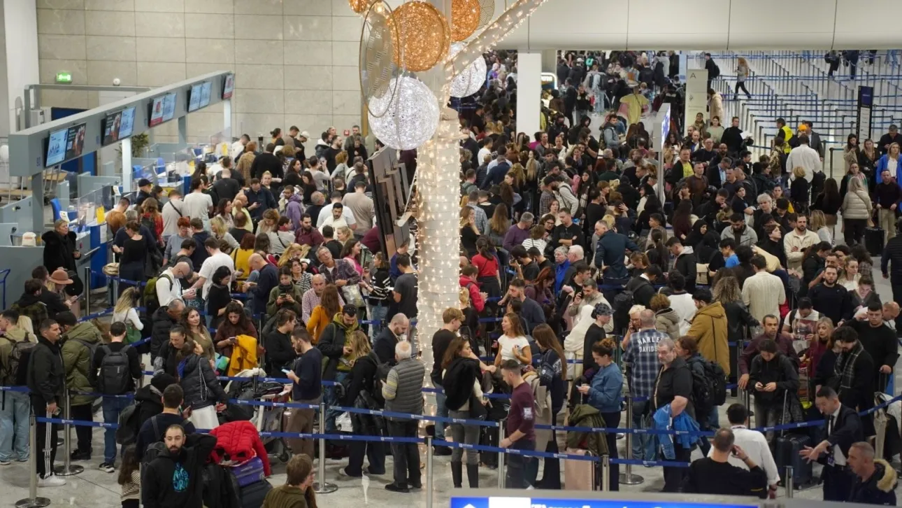 عشرات الرحلات الجوية الملغاة و المغيرة مسارها من مطار "إل فينيزيلوس" بسبب الهجوم على إيران