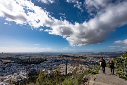طقس صافٍ مع هطول أمطار محلية - لا يوجد تغيير ملحوظ في درجة الحرارة