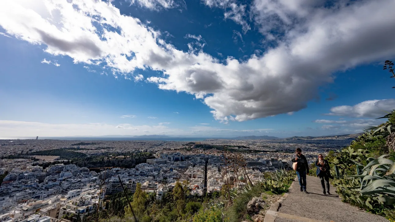 طقس صافٍ مع هطول أمطار محلية - لا يوجد تغيير ملحوظ في درجة الحرارة